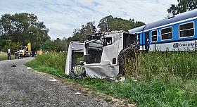 Rychlík s nákladním automobilem se na železničním přejezdu v Předbořské ulici v Lukách nad Jihlavou střetl ve čtvrtek 3. 9. odpoledne. Foto: JL
