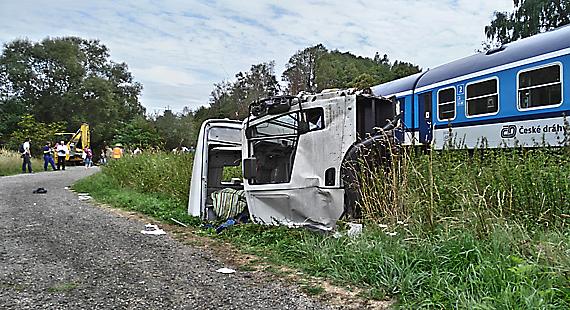 Rychlík s nákladním automobilem se na železničním přejezdu v Předbořské ulici v Lukách nad Jihlavou střetl ve čtvrtek 3. 9. odpoledne. Foto: JL