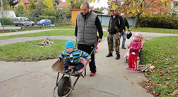 JEDNOU z disciplín, kterou děti se svými tatínky musely absolvovat, byla jízda na kotouči. Foto: archiv školy