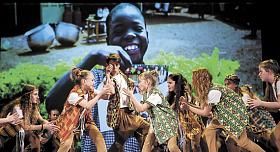 JUNIOŘI A s vystoupením Afrika. Vystoupení, které dojalo spoustu lidí v sále. Na snímku vpravo děti basic s vystoupením Japonsko. Nováčci, kteří v klubu tančí od září. Foto: Dancephoto - Petr Krupík Krupička