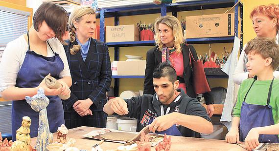 MINISTRYNĚ ŠKOLSTVÍ Kateřina Valachová sleduje při pondělní návštěvě práci v keramické dílně ZŠ speciální a Praktické školy Jihlava. Uprostřed po jejím boku krajská radní pro oblast školství Jana Fialová. Foto: Jiří Varhaník