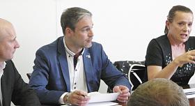 ŘEDSEDKYNĚ ERÚ Alena Vitásková a dva nejvyšší představitelé Úsvitu - Národní koalice za jedním stolem, zleva Miroslav Lidinský a Martin Lank). Foto: Pavel Bajer