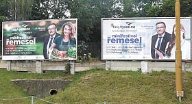 TŘI z pěti bilboardů s lídry ČSSD do krajských voleb u městského nádraží v Jihlavě. Foto: Pavel Bajer