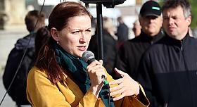 Primátorka Karolína Koubová (Fórum Jihlava) na jihlavské protibabišovské demonstraci. Foto: Petr Klukan 