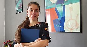 Právnička Eva Decroix předložila redakci všechny diplomy. 