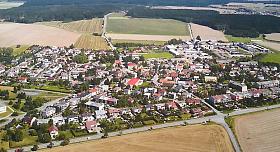 Na snímku vidíte obec Velký Beranov ještě před kůrovcem. Za obcí lány orné půdy první jakosti, dále pak přes šest set let starý stále se obnovující lesní porost, táhnoucí se k Rytířsku a část leteckého koridoru. Díváte se na obrázek plný pitné vody, která