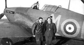 NEJZNÁMĚJŠÍ fotografie, na které je Sgt. Josef Gutvald (vpravo), zachycen u Hurricanu s kódy PO-M na základně Sherburn in Elmet v dubnu 1941. Druhým pilotem je Sgt. Ladislav Uher (narozen 3. 8. 1914 v Mlékojedech, nezvěstný z letu nad Severním mořem 30. 6