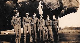 ZLEVA L. Němeček, Z. Skořepa, V. Ryba, M. Plecitý, S. Rouš a Č. Král u bombardéru Wellington KX-D dne 23. 10. 1941. Zdroj: Karel Černý
