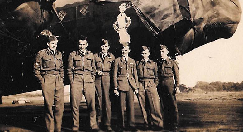 ZLEVA L. Němeček, Z. Skořepa, V. Ryba, M. Plecitý, S. Rouš a Č. Král u bombardéru Wellington KX-D dne 23. 10. 1941. Zdroj: Karel Černý