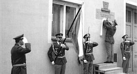 PAMĚTNÍ deska Viléma Götha v Dačicích odhalená na Den válečných veteránů. 