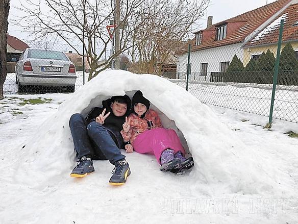 VNOUČATA Julinka a Matýsek při stavbě iglú.  Foto: Alena Hrčáková, Růžená