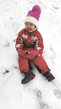 NELINKA (4 roky) při jízdě na lopatě.  Foto: Milena Lázničková, Jihlava