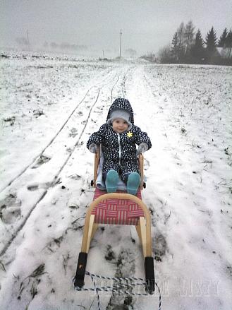 SYNOVEC Michal rád sáňkuje a pomáhá tetě Evě a své sestřičce Aničce stavět sněhuláka. Foto: Eva Maštěrová, Ždírec