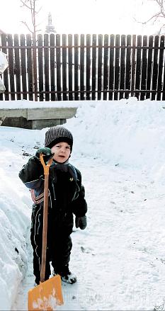 VNOUČEK Maxim při uklízení sněhu. Foto: Lada Šebková, Brtnice