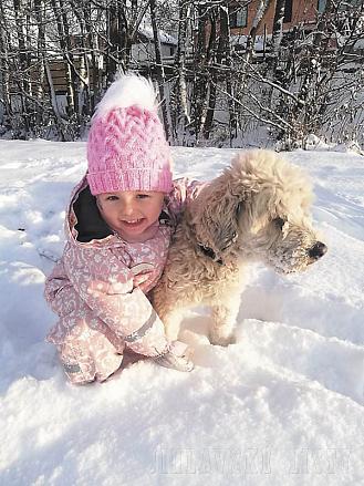 NA sněhu – Amálka s Pejskem, Tomášek kouluje. Foto: Milena Horáková, Sedlejov