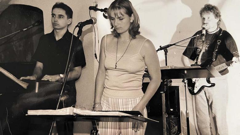 ROK 2000, když jsem začala zpívat s kapelou Čejka band. 