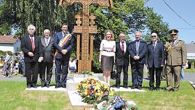 RUMUNSKÁ armáda na Jihlavsku osvobodila například obec Dobroutov. Dne 2. června 1945 vztyčili na počest svých padlých rumunští vojáci v obci dřevěný vyřezávaný pietní kříž. Ten však po mnoha letech zetlel a v roce 1973 ho obec nahradila železnou replikou.