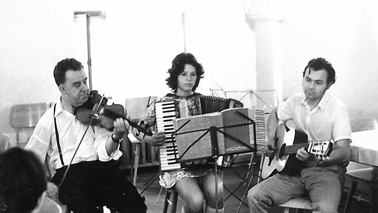 Snímek z roku 1973. Trio – zleva učitel Vacek, Alena Koukalová a učitel Nosek. Foto: archiv -ek-  