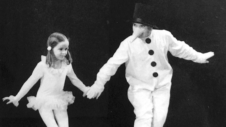 Autorka, dnes paní Barbora, v roli sněhuláka tančí se sněhovou vločkou, kterou ztvárnila Lenka Nováková. Foto z roku 1970 z vystoupení pásma dětských her a pohádky „Péťa a vlk“. Foto: archiv -bp-