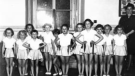 Akademie-rytmika, květen 1964, Třešť. Eva čtvrtá zprava (nejvyšší), úplně vpravo paní učitelka Kodymová. Foto: archiv –ej- 