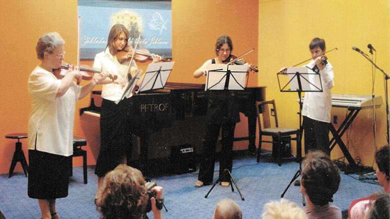 V ROCE 2008 měla Ludmila Vlachová možnost zahrát si na prvním rodinném koncertu se svými třemi vnoučaty. Foto: archiv –lv-