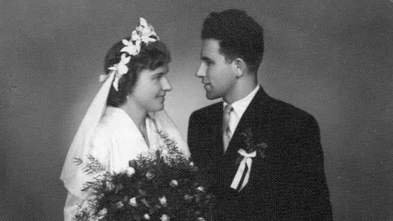 NAŠE svatební foto. 24. 7. 1954.  Foto: archiv LS