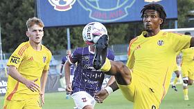 PO DVOUZÁPASOVÉ PAUZE se útočník Justin Araujo-Wilson (u balonu) vrátil jako střídající hráč do sestavy FC Vysočina. Na rozdíl od svého kolegy Radka Křivánka (vlevo) se ale gólově neprosadil. Foto: Michal Boček