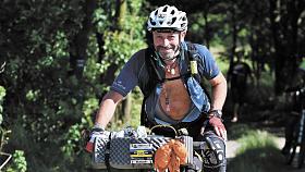 MILAN ŠTAJNC je cyklista tělem i duší. Například v roce 1995 jel na kole z Tábora do Amsterodamu a nazpátek. Je spoluzakladatelem Jihlavské 24 MTB a kromě Mil se letos účastnil i závodu Italy divide, který vede z jihu na sever Itálie. Foto: archiv Milana