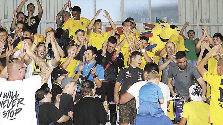 SPOLEČNÁ RADOST hráčů a fanoušků FC Vysočina. Bude tato symbióza do budoucna tradicí? Foto: Michal Boček