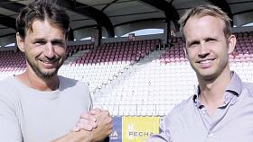 DŘÍVE SPOLUHRÁČI, nyní šéf a podřízený. Lukáš Vaculík vítá v FC Vysočina nového kouče Marka Jarolíma (vlevo).  Foto: Miroslav Fuks