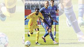 KDO by to byl při srpnovém druholigovém utkání Olomouc B – Jihlava (3:1) řekl, že domácí stoper Vít Beneš (uprostřed) a hostující krajní obránce Khalid Baba Labaran (ve žlutém) brzy budou spoluhráči… Foto: Facebook SK Sigma Olomouc