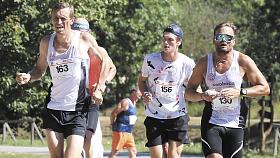 OZDOBOU 9. ročníku Jihlavského půlmaratonu byl souboj Jakuba Exnera (pravo) s Jaroslavem Vítkem (vlevo). Oba favorité spolu drželi krok více než třičtvrtě závodu.  Foto:  Michal Boček