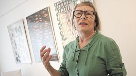 MALÍŘKA Irena Wagnerová před svými obrazy vytvořenými kombinovanou technikou malby a koláže při vernisáži Noční zdání.  Foto: Jiří Varhaník