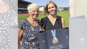 BRONZOVÁ GRATULANTKA z pařížské olympiády. Za oslavenkyní Marií Pytlíkovou na jihlavský stadion Na Stoupách osobně přijela česká reprezentantka Nikola Ogrodníková. Foto: Facebook Atletika Jihlava