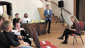 DĚTI v soutěži Zlatý oříšek Vysočiny prezentovaly svůj um a zájmy prostřednictvím předtočených videí i osobně před publikem. Na snímku hraje na ukulele Klára Kosinová z Jihlavy. Foto: Jiří Varhaník