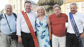 SNÍMEK z posledního srpnového koncertu. Zleva Václav Čáp, Oldřich  Henzel – frontman kapely Jásalka band, Marie Kratochvílová, Karel Paštyka a kapelník a harmonikář Jásalka bandu Oldřich Henzel st. Foto: Mirek Lysý 