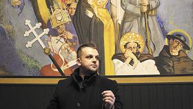 BADATEL Marek Skřivánek provádí návštěvníky bývalou vojenskou kaplí v někdejším špitále, dnes policejním vzdělávacím zařízení. Foto na dvoustraně: Jiří Varhaník 