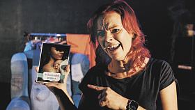 Herečka a scenáristka Tereza Gerstner Otavová v novém monodramatu Nasraná máma. Foto: Facebook + HDJ, Jan Fuchs 