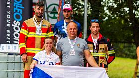 ČEŠTÍ HASIČI se představili na Firefighter Combat Challenge v Radovljici ve výborném světle. Dole v popředí jihlavský Viliam Klein, nad ním třešťský Rostislav Budař. Foto: archiv FCC Slovenia