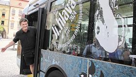 DO ULIC Jihlavy vyjel začátkem října autobus v barvách Mezinárodního festivalu dokumentárních filmů. Jeho motivem jsou letos Ostrovy v reálném i přeneseném smyslu slova.  Na snímku autobus představuje ředitel festivalu Marek Hovorka. Foto: Jiří Varhaník 