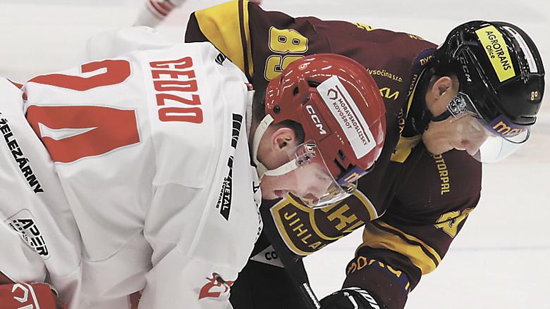 OBRÁNCE jihlavské Dukly Filip Dundáček (v souboji s frýdecko-místeckým útočníkem Adamem Cedzem) zavelel srovnávacím gólem na 3:3 k vítěznému obratu. Foto: Michal Boček