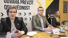 Krajská jednička Pirátů Hana Hajnová (vlevo) ve volbách neuspěla, stejně jako celá strana. Do krajského zastupitelstva se Piráti vůbec nedostali. Foto: archiv JLneuspěla 