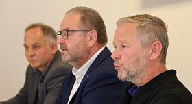 Dosavadní hejtman Vítězslav Schrek (vpravo) oznamuje, že ODS+STO+TOP 09 budou po krajských volbách v opozici. Foto: Petr Klukan