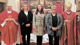 BIŘMOVANKYNĚ spolu s otcem Petrem Vavřincem Konopíkem a diecézním biskupem českobudějovické diecéze Mons. Vlastimilem Kročilem při dušejovské slavnosti biřmování. Foto: archiv Jitky Krejčové 