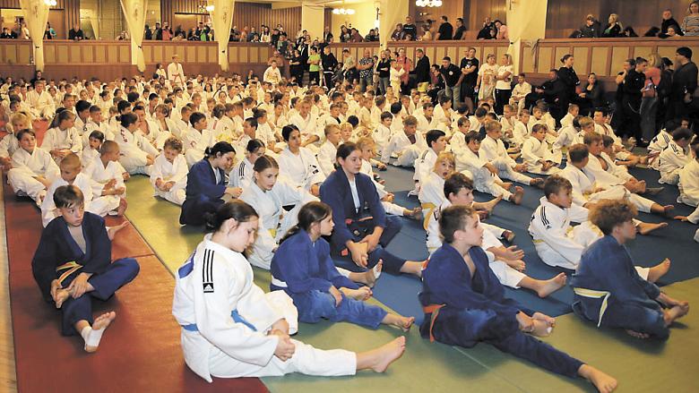 KIMONO, kam se podíváš… Judisté zaplnili sál zámku při slavnostním zahájení Velké ceny Polné. Turnaj je přehlídkou talentovaných závodníků jak z vysočinských, tak republikových a zahraničních klubů. Foto: archiv Slavoj Judo Polná