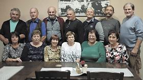 TŘINÁCT bývalých spolužáků ZDŠ ve Vyskytné nad Jihlavou se sešlo počátkem října v restauraci U Golema.  Foto: Lenka Vondráková