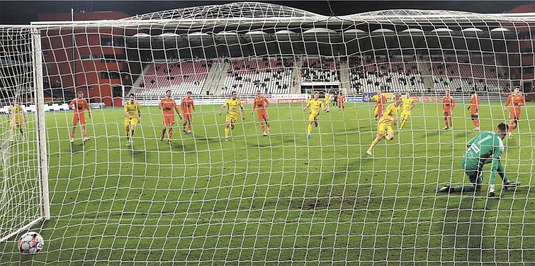 PENALTA proměněná Jakubem Selnarem tentokrát stačila jihlavským fotbalistům jenom na bod.  Foto: Michal Boček