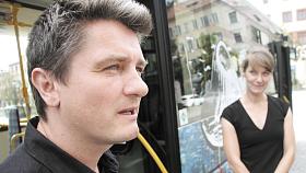 ŘEDITEL festivalu dokumentů Marek Hovorka a vedoucí mediální komunikace Ji.hlavy Zuzana Kopáčová při prezentaci letošního trolejbusu v barvách festivalu. Foto: Jiří Varhaník 