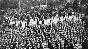 SVĚCENÍ praporu a přísaha České družiny 28. září roku 1914 na Sofijském náměstí v Kyjevě. Mezi nimi třebíčský Jan Syrový, brodský Karel Kutlvašr a čenkovský Josef Jiří Švec. Foto: archiv Sokol Čenkov