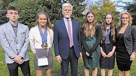 V BAZÉNU „loví“ medaile, na Pražském hradě ulovili jihlavští plavci foto s hlavou státu. Zleva: David Mazzarese, Jasmína Trněná, prezident Petr Pavel, Sára Jarošová, Barbora Brabcová (klub Žďár nad Sázavou) a trenérka Kateřina Trněná. Na snímku chybí Libo